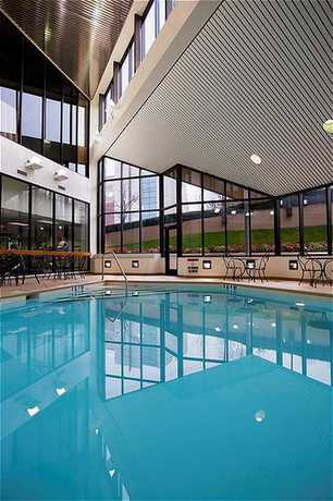 Imagen de la piscina del Hotel Sonesta White Plains Downtown. Foto 19
