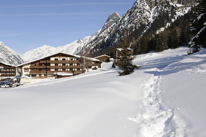 Imagen de los exteriores del Hotel Sonnblick, Plangeross. Foto 11