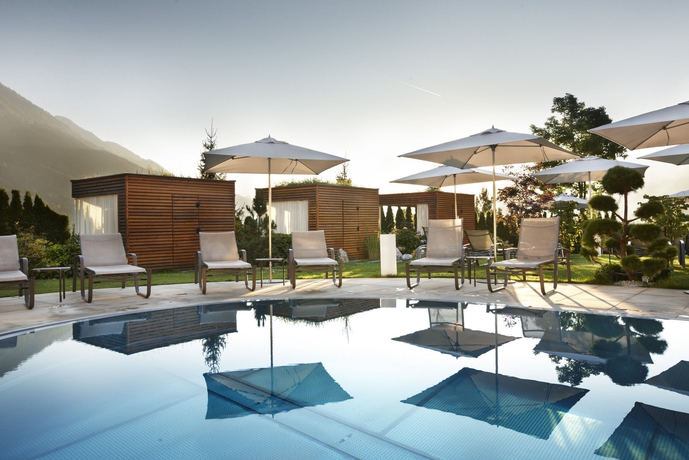 Imagen de la piscina del Hotel Sonnhof Alpendorf. Foto 11