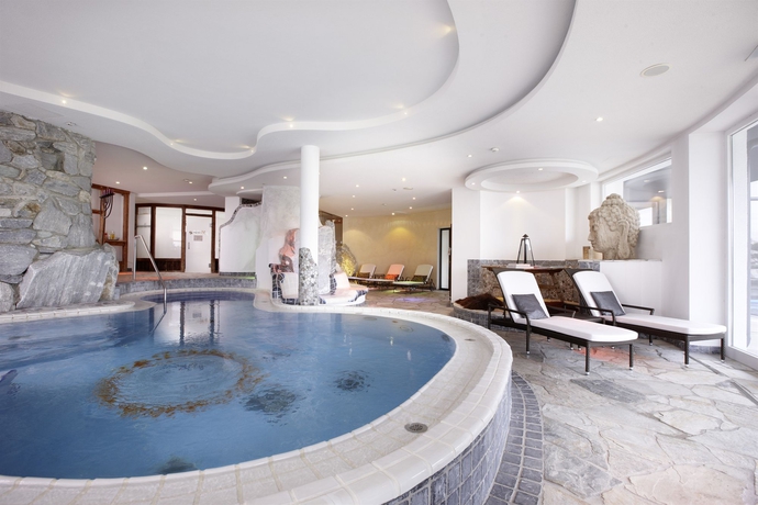 Imagen de la piscina del Hotel Sonnhof Alpendorf. Foto 15