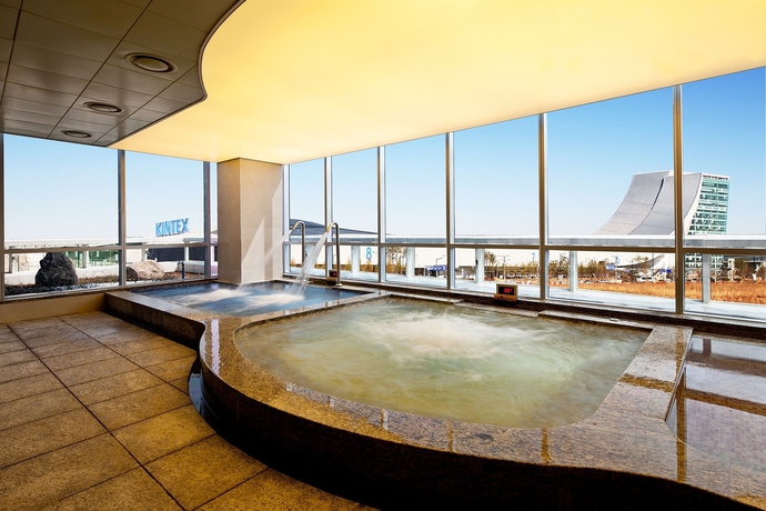 Imagen de la piscina del Hotel Sono Calm Goyang. Foto 15