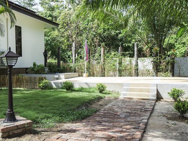 Imagen de los exteriores del Hotel Soontreeya Lanta. Foto 9