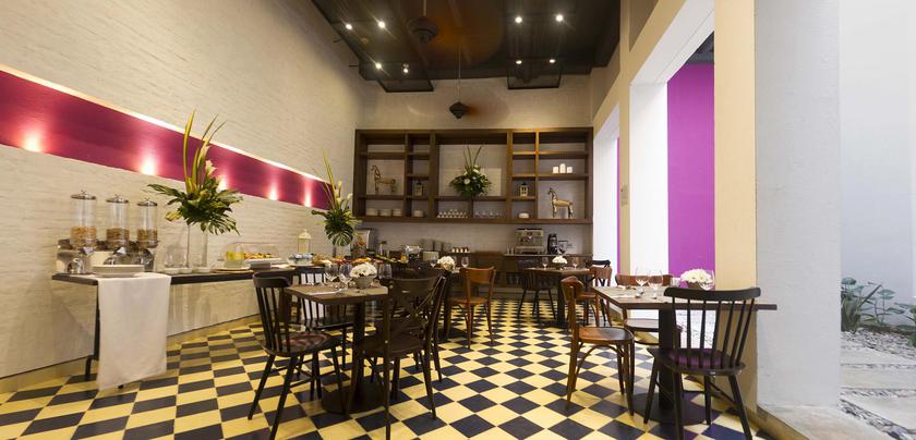 Imagen del bar/restaurante del Hotel Sophia. Foto 2