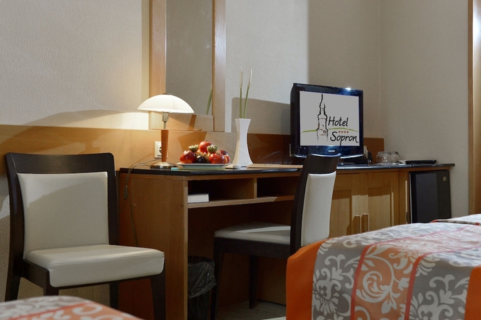 Imagen de la habitación del Hotel Sopron. Foto 16