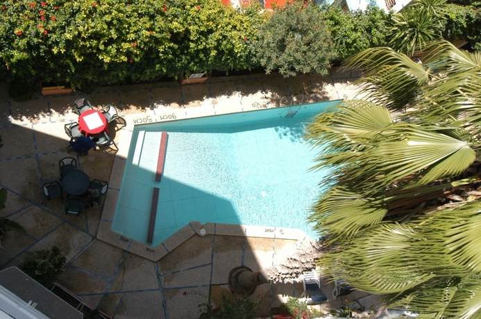 Imagen de la piscina del Hotel Soraya Studiotel. Foto 19