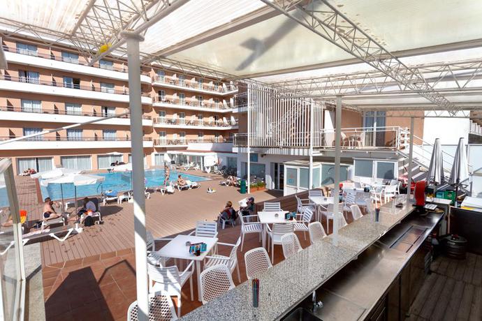 Imagen de la piscina del Hotel Sorra Daurada Splash. Foto 19