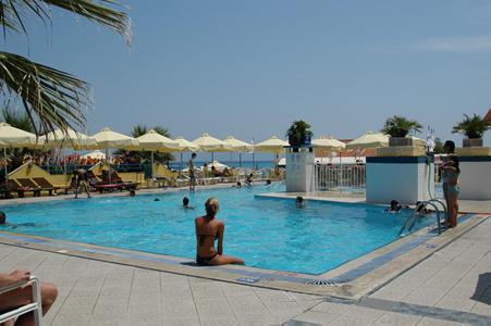 Imagen de la piscina del Hotel Sousouras. Foto 6