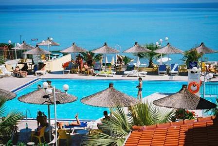 Imagen de la piscina del Hotel Sousouras. Foto 8