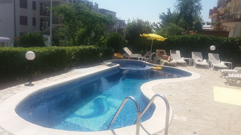 Imagen de la piscina del Hotel South Nights. Foto 17