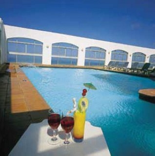 Imagen de la piscina del Hotel Southern Sun North Beach. Foto 6