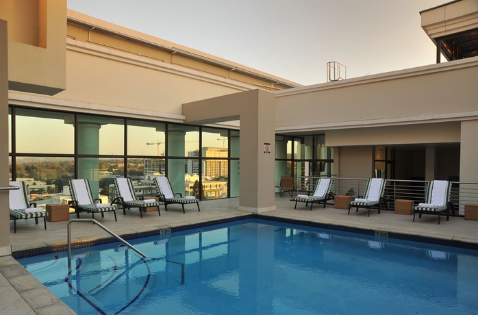 Imagen de la piscina del Hotel Southern Sun Sandton. Foto 15