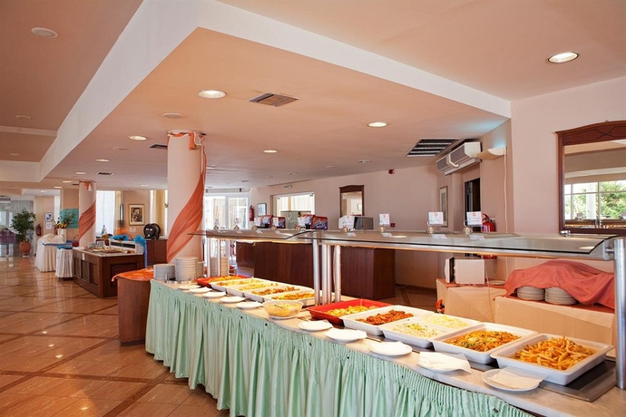 Imagen del bar/restaurante del Hotel Sovereign Beach - All Inclusive. Foto 2