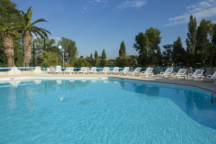 Imagen de la piscina del Hotel Sowell Family Les Amandiers. Foto 16
