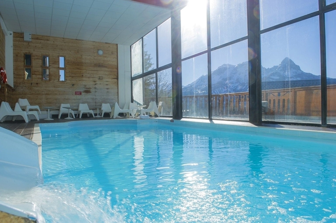 Imagen de la piscina del Hotel Sowell Family Les Bergers, Uvernet-Fours. Foto 19
