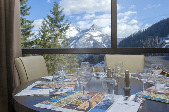 Imagen del bar/restaurante del Hotel Sowell Family Les Bergers, Uvernet-Fours. Foto 5