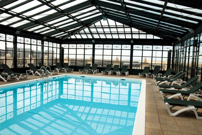 Imagen de la piscina del Hotel Sowell HÔtels Le Beach. Foto 15