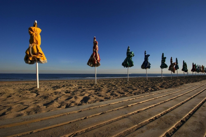 Imagen de los exteriores del Hotel Sowell HÔtels Le Beach. Foto 5