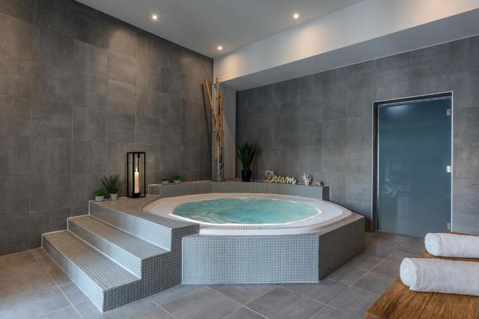 Imagen de los interiores del Hotel Sowell H&ocirc;tels Les Chevaliers. Foto 11