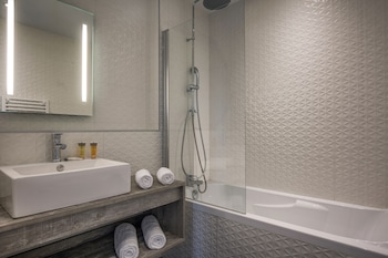 Imagen de la habitación del Hotel Sowell H&ocirc;tels Les Chevaliers. Foto 6