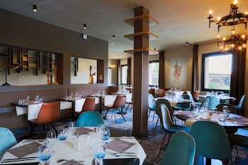 Imagen del bar/restaurante del Hotel Sowell H&ocirc;tels Les Chevaliers. Foto 2