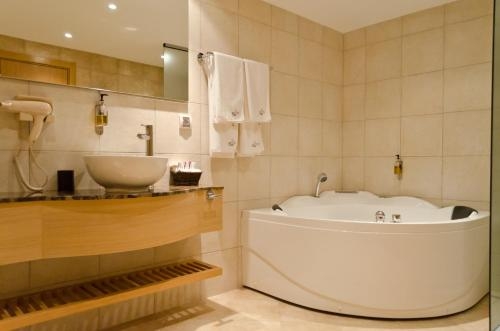 Imagen de la habitación del Hotel Spa Belchin Garden. Foto 7