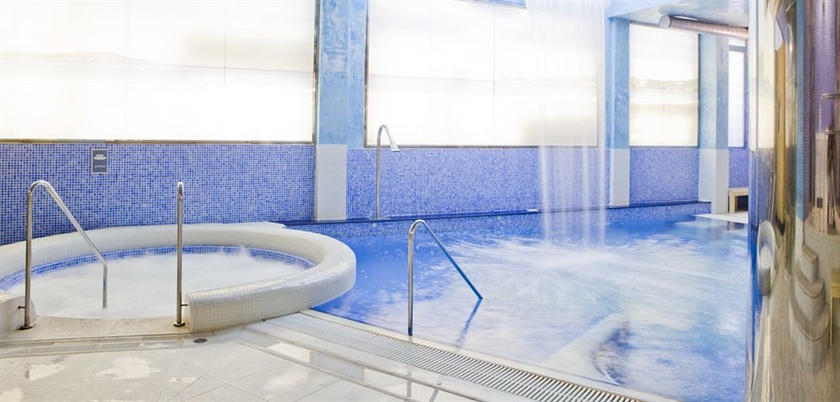 Imagen de la piscina del Hotel Spa Norat O Grove. Foto 11