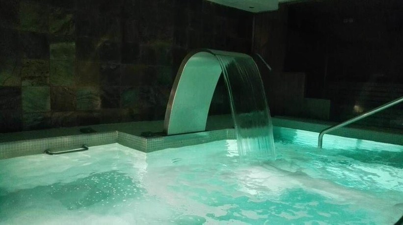 Imagen de la piscina del Hotel Spa Puerta Vadinia. Foto 19