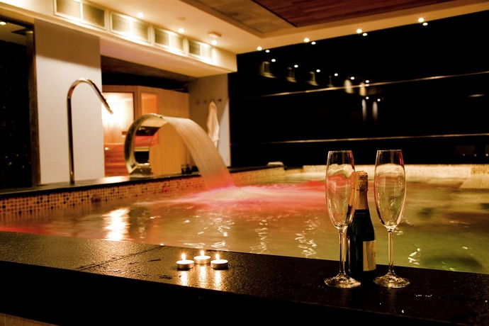 Imagen de la piscina del Hotel Spa Qh Centro Leon. Foto 11