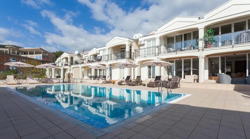 Imagen de la piscina del Hotel Spa Resort Becici. Foto 18