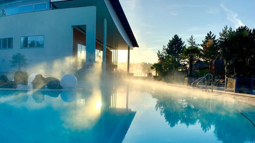 Imagen de la piscina del Hotel Spa Resort Therme Geinberg. Foto 15