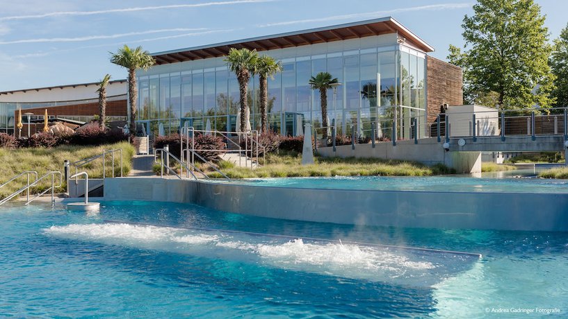 Imagen de la piscina del Hotel Spa Resort Therme Geinberg. Foto 16