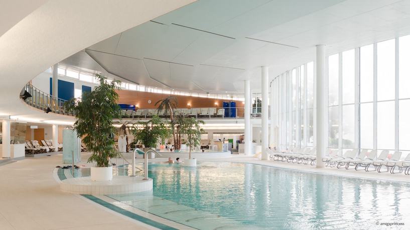 Imagen de la piscina del Hotel Spa Resort Therme Geinberg. Foto 17