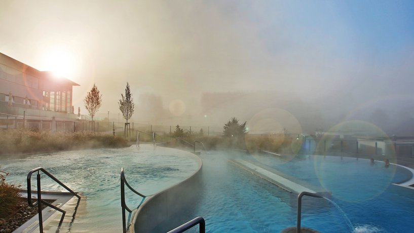 Imagen de la piscina del Hotel Spa Resort Therme Geinberg. Foto 20