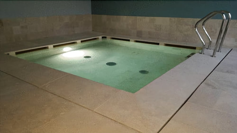 Imagen de la piscina del Hotel Spa Roero Relax Resort. Foto 14