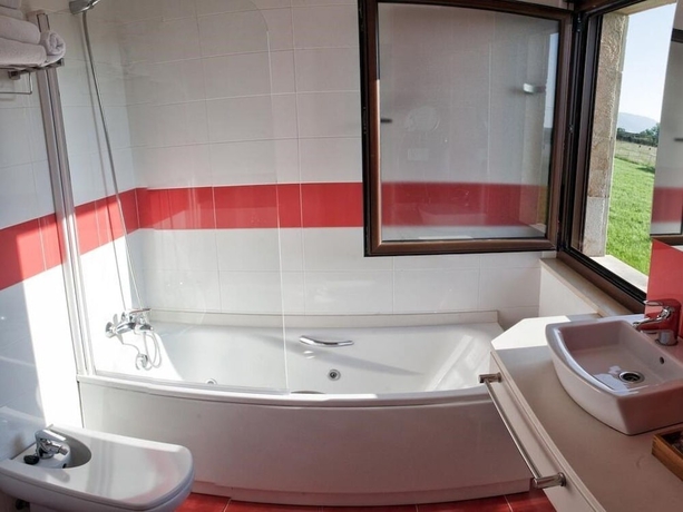 Imagen de la habitación del Hotel Spa Rural Mies De Rubayo. Foto 11