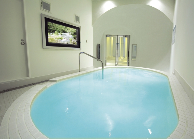 Imagen de la piscina del Hotel Spa World. Foto 6