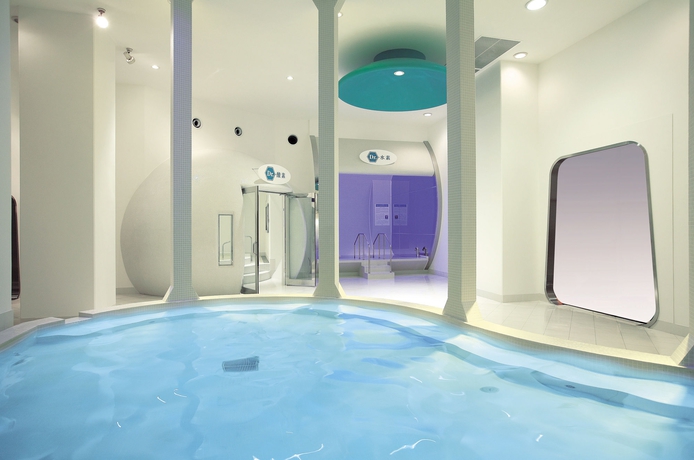 Imagen de la piscina del Hotel Spa World. Foto 9