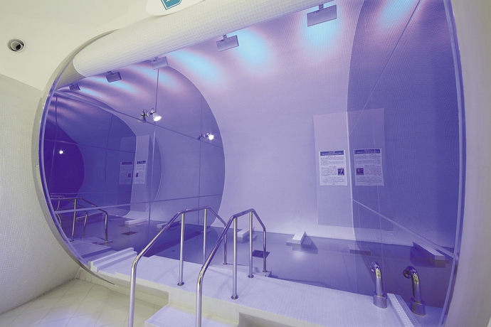 Imagen de la piscina del Hotel Spa World. Foto 10