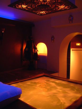 Imagen de la piscina del Hotel Spa les Lilas. Foto 15