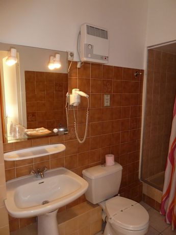 Imagen de la piscina del Hotel Spa les Lilas. Foto 16