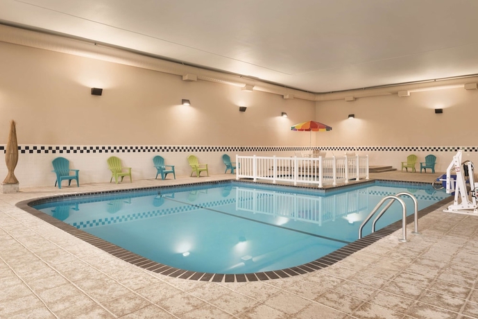 Imagen de la piscina del Hotel Spark By Hilton Ames. Foto 19