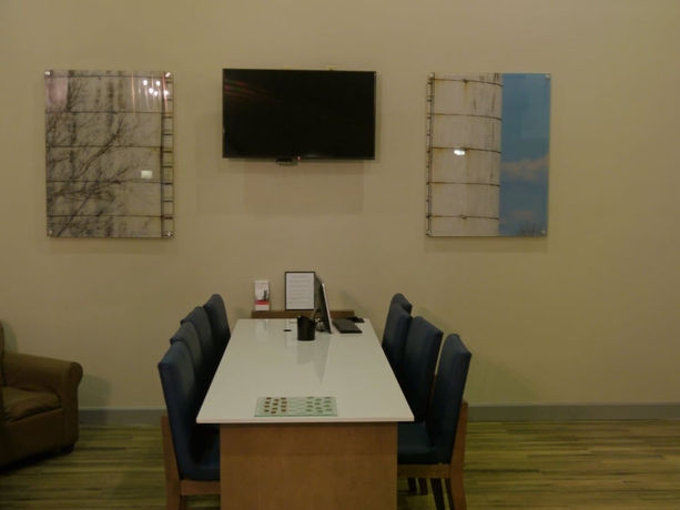 Imagen de los interiores del Hotel Spark By Hilton Ames. Foto 18
