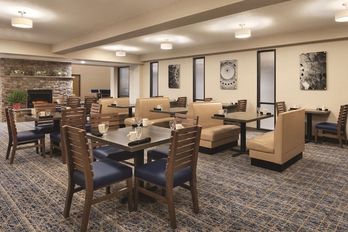 Imagen del bar/restaurante del Hotel Spark By Hilton Ames. Foto 3