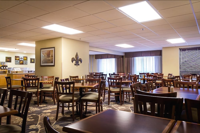 Imagen del bar/restaurante del Hotel Spark By Hilton Branson Meadows. Foto 3