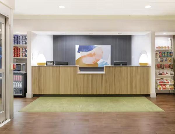 Imagen de los interiores del Hotel Spark By Hilton Montreal Midtown. Foto 5