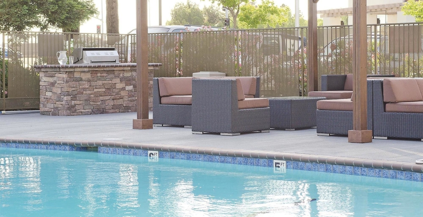 Imagen de la piscina del Hotel Spark By Hilton San Jose Airport. Foto 13