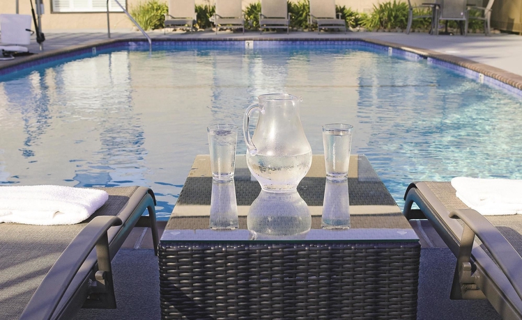 Imagen de la piscina del Hotel Spark By Hilton San Jose Airport. Foto 14