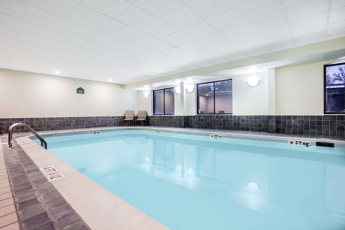 Imagen de la piscina del Hotel Spark By Hilton Winchester. Foto 17