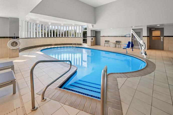 Imagen de la piscina del Hotel Spark By Hilton Woodbridge. Foto 13