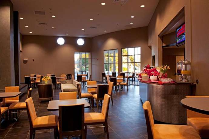 Imagen del bar/restaurante del Hotel Spark by Hilton Artesia. Foto 2